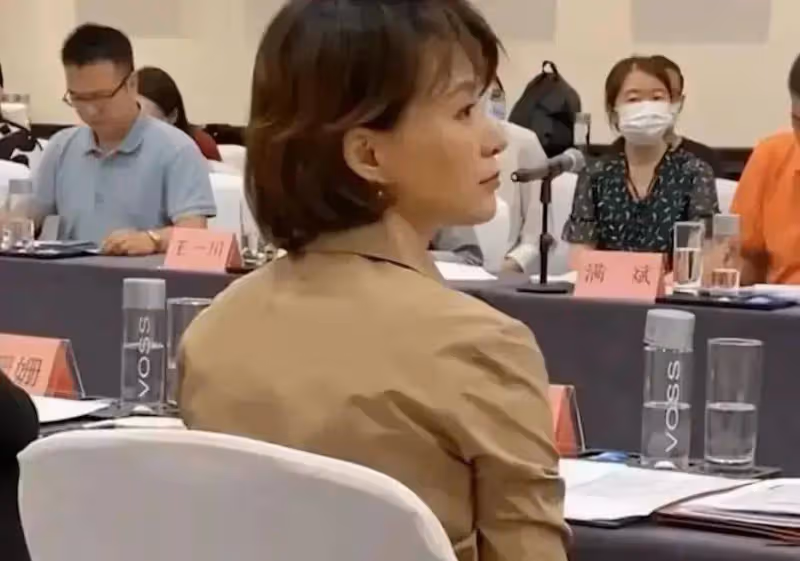 董卿復出形象大變,素顏超短髮+牛仔褲太粗糙!我卻覺得她更美了