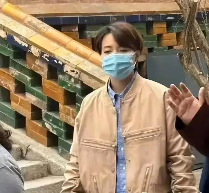 董卿復出形象大變,素顏超短髮+牛仔褲太粗糙!我卻覺得她更美了