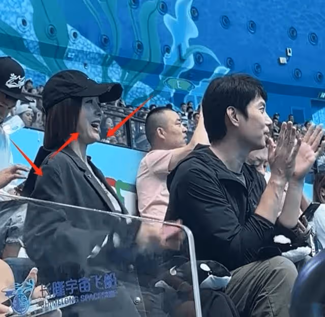 44歲秦嵐離開濾鏡後的真實面貌:法令紋深太顯老,狀態很差!