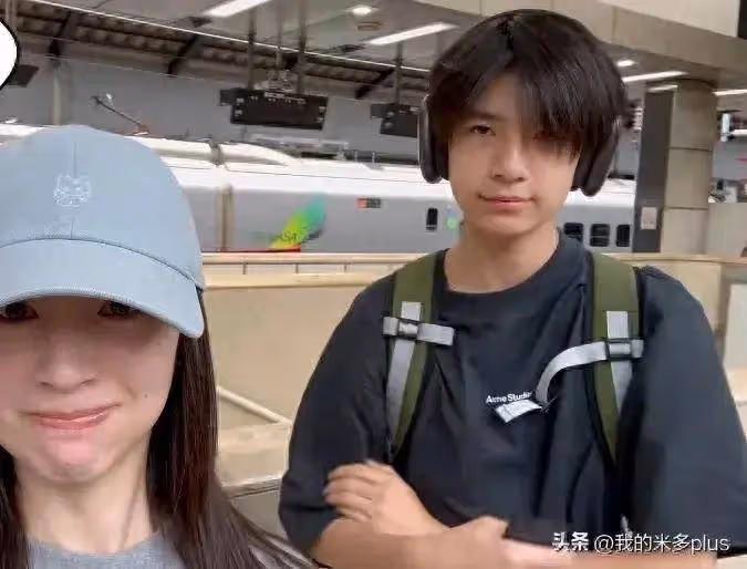 董潔曬出遊vlog,頂頂留長發戴耳機一臉高冷,兒子比媽媽高出一頭