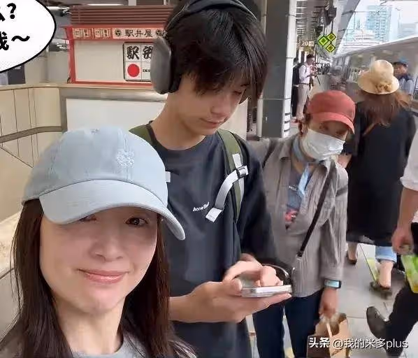 董潔曬出遊vlog,頂頂留長發戴耳機一臉高冷,兒子比媽媽高出一頭