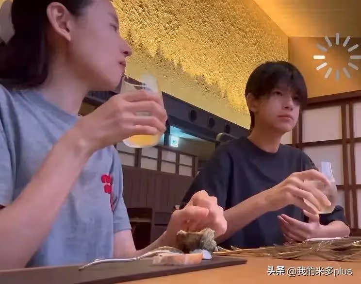 董潔曬出遊vlog,頂頂留長發戴耳機一臉高冷,兒子比媽媽高出一頭
