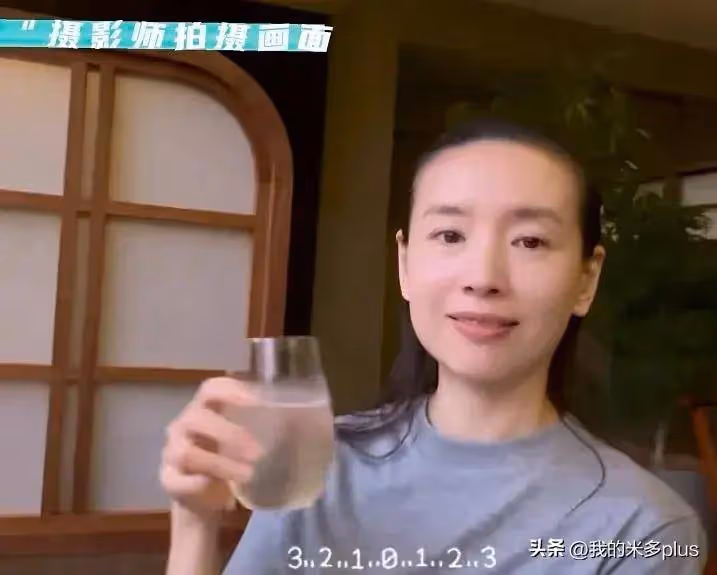 董潔曬出遊vlog,頂頂留長發戴耳機一臉高冷,兒子比媽媽高出一頭