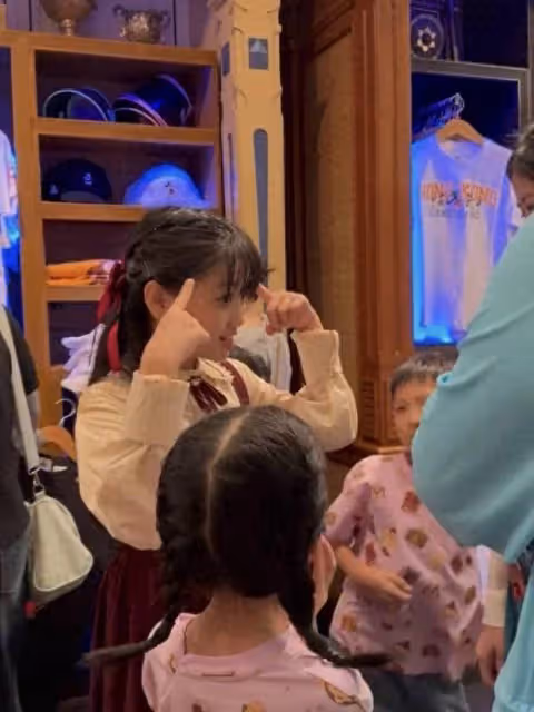 11歲阿拉蕾近照變化大,錄少兒節目被圍觀毫不怯場
