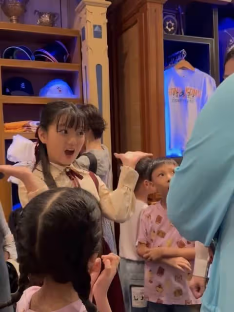 11歲阿拉蕾近照變化大,錄少兒節目被圍觀毫不怯場
