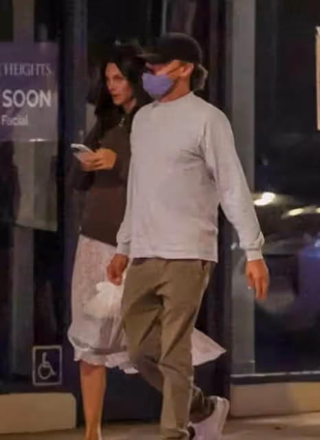 49歲小李子與26歲女友牽手約會,打破「25歲」魔咒