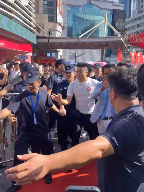 任達華參加深圳活動安保陣仗大!曾被人拿刀捅傷