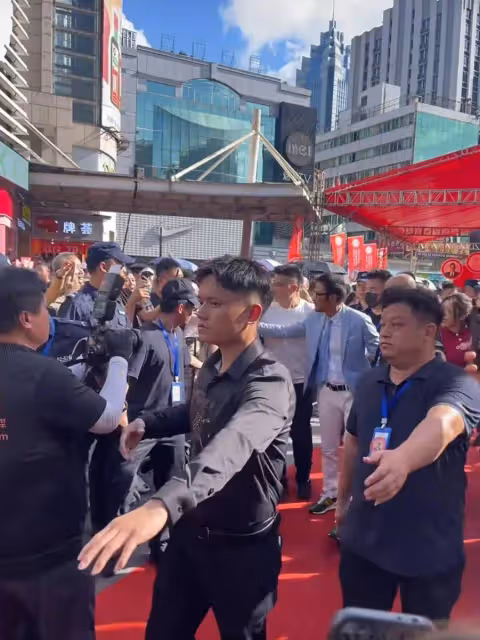 任達華參加深圳活動安保陣仗大!曾被人拿刀捅傷