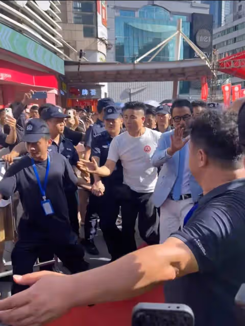 任達華參加深圳活動安保陣仗大!曾被人拿刀捅傷