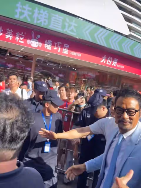 任達華參加深圳活動安保陣仗大!曾被人拿刀捅傷