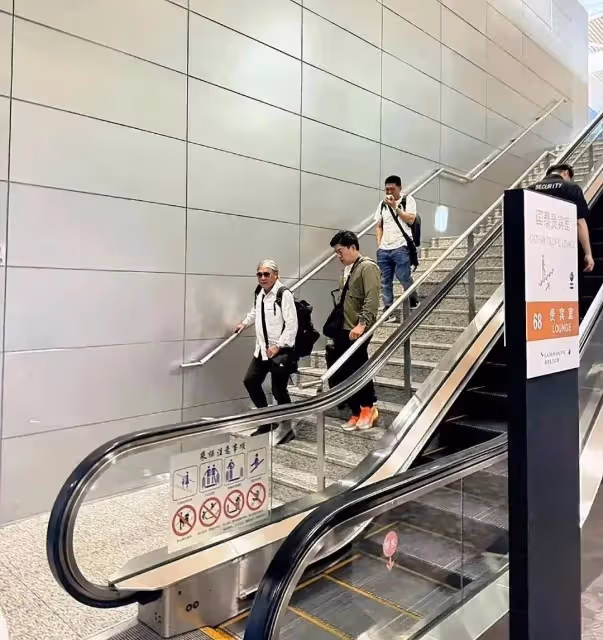 網友機場偶遇霍震霆霍啟剛父子,父子獨自攜帶行李外出超低調,這才是豪門典範