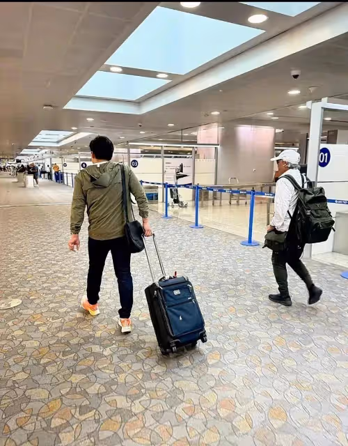 網友機場偶遇霍震霆霍啟剛父子,父子獨自攜帶行李外出超低調,這才是豪門典範