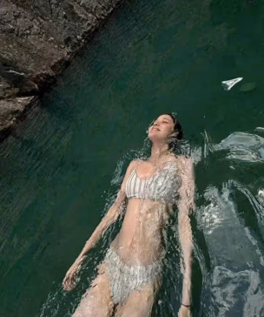 歐陽娜娜穿條紋泳裝身材火辣,山澗戲水鬆弛感拉滿