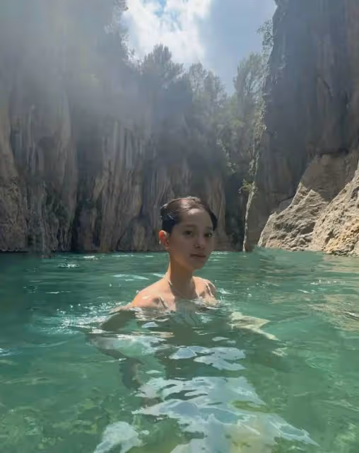 歐陽娜娜穿條紋泳裝身材火辣,山澗戲水鬆弛感拉滿
