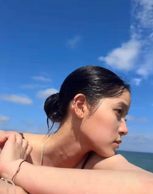 歐陽娜娜穿條紋泳裝身材火辣,山澗戲水鬆弛感拉滿