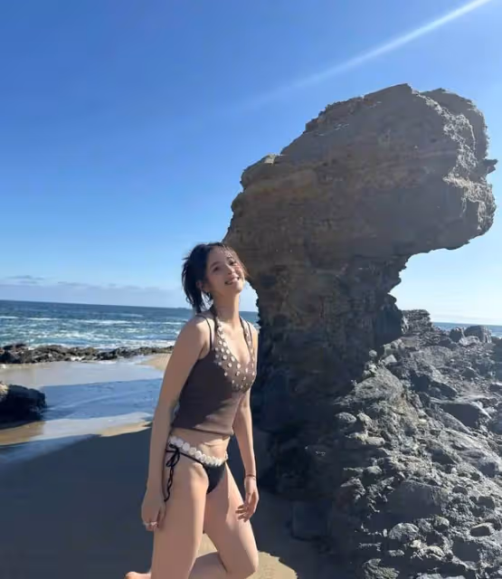 歐陽娜娜穿條紋泳裝身材火辣,山澗戲水鬆弛感拉滿