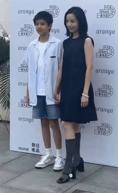 董潔帶兒子日本度假與路人合影,15歲頂頂被誇帥氣