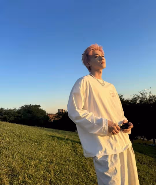 白敬亭西班牙馬德里吃火鍋被偶遇,本人又白又帥,被誇是好老闆