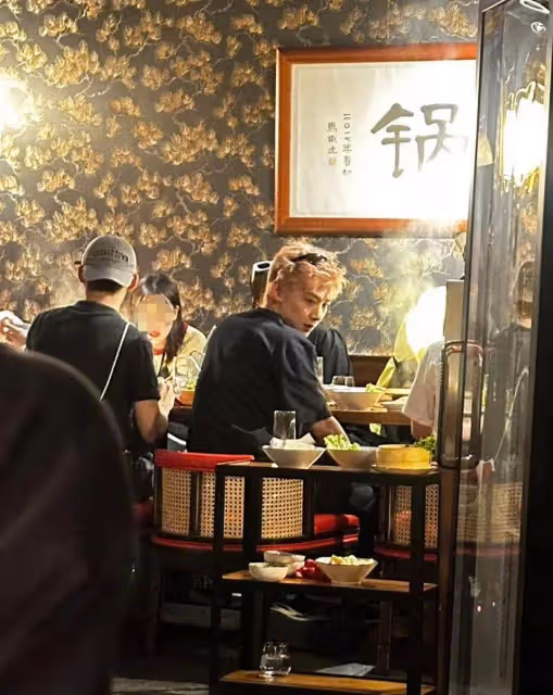 白敬亭西班牙馬德里吃火鍋被偶遇,本人又白又帥,被誇是好老闆