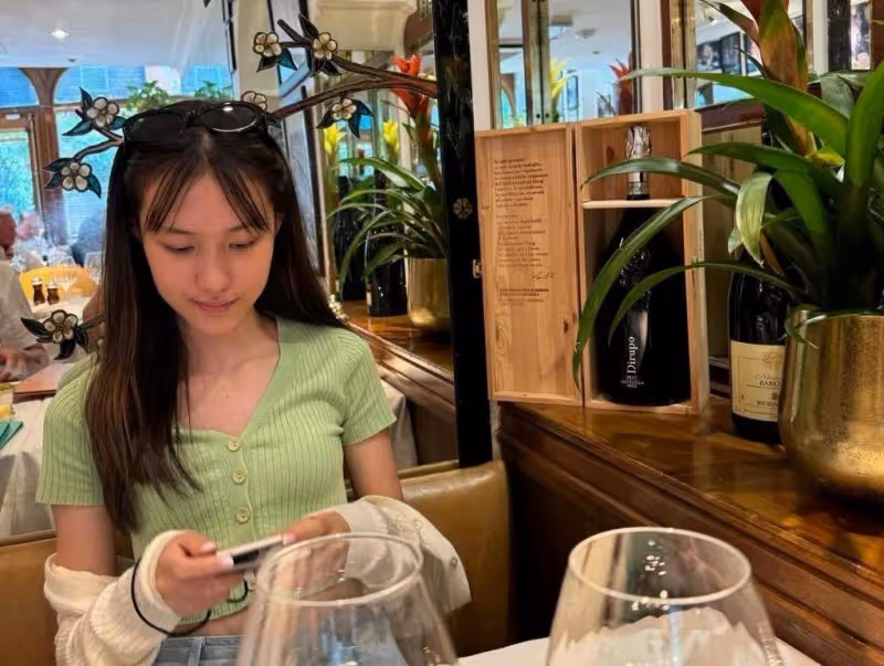 港女星郭可盈一家三口英國旅行!14學霸女兒變小辣妹,染髮又露臍