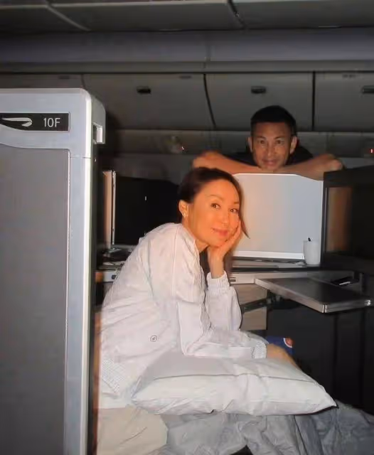 港女星郭可盈一家三口英國旅行!14學霸女兒變小辣妹,染髮又露臍
