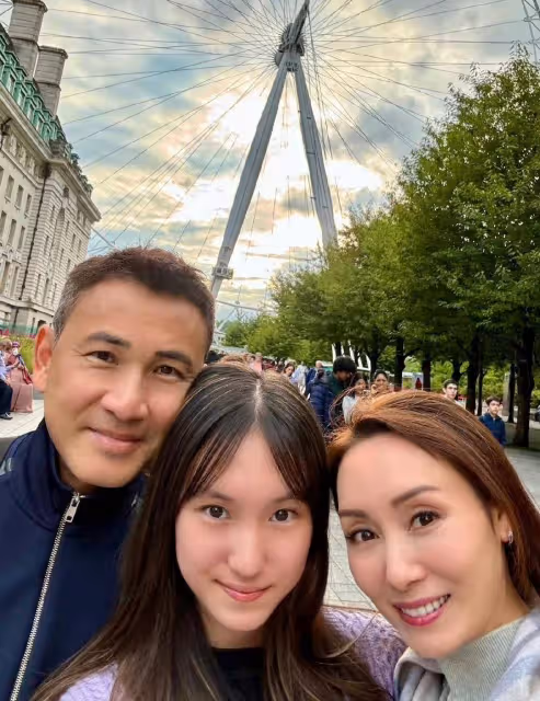 港女星郭可盈一家三口英國旅行!14學霸女兒變小辣妹,染髮又露臍