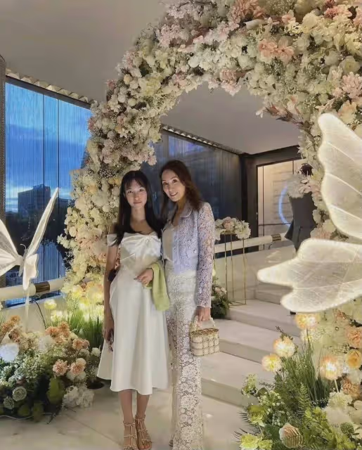 港女星郭可盈一家三口英國旅行!14學霸女兒變小辣妹,染髮又露臍