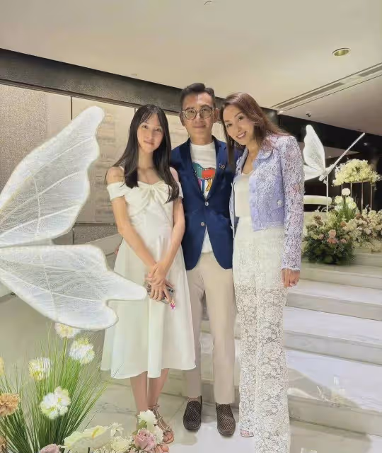 港女星郭可盈一家三口英國旅行!14學霸女兒變小辣妹,染髮又露臍