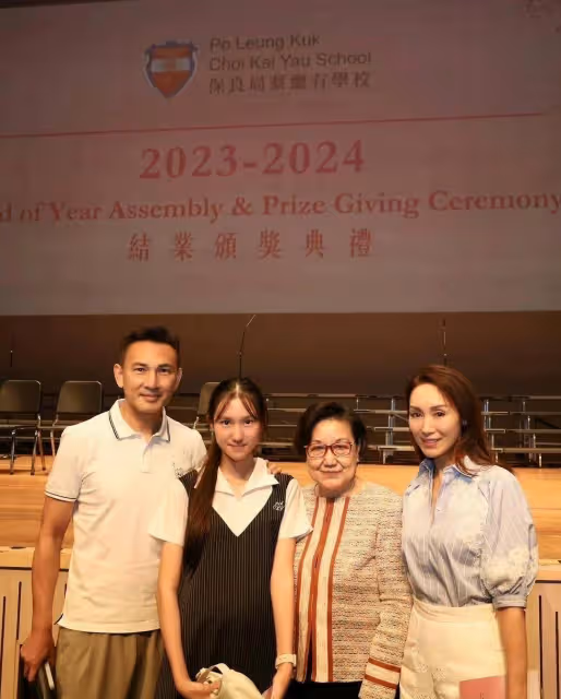 港女星郭可盈一家三口英國旅行!14學霸女兒變小辣妹,染髮又露臍
