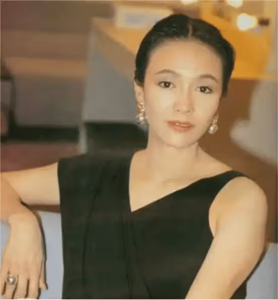 TVB前台柱親弟罕見露面,曾因為家窮為弟弟犧牲夢想,逆風翻盤改寫命運