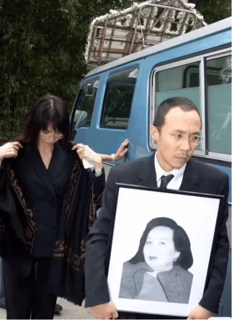 TVB前台柱親弟罕見露面,曾因為家窮為弟弟犧牲夢想,逆風翻盤改寫命運