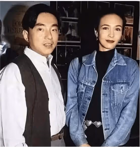 TVB前台柱親弟罕見露面,曾因為家窮為弟弟犧牲夢想,逆風翻盤改寫命運