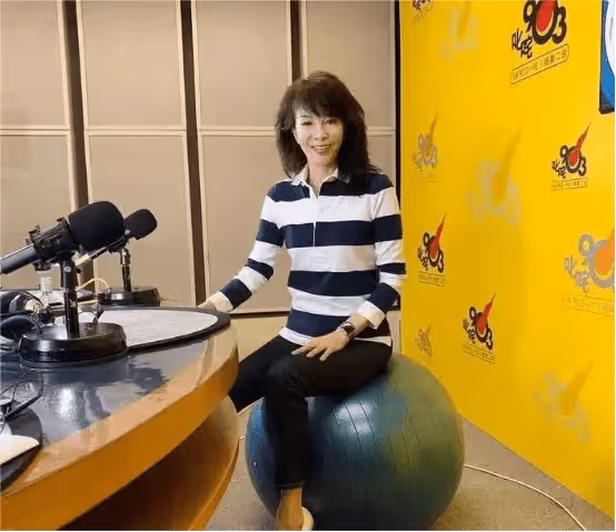 TVB前台柱親弟罕見露面,曾因為家窮為弟弟犧牲夢想,逆風翻盤改寫命運