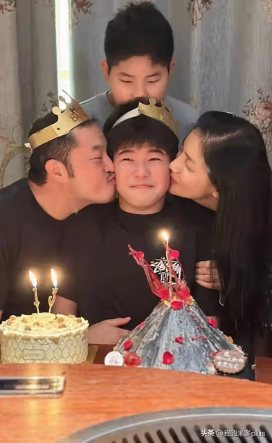 沙溢為大兒子慶生,13歲安吉戴生日帽帥氣出鏡,被弟弟抹一臉奶油