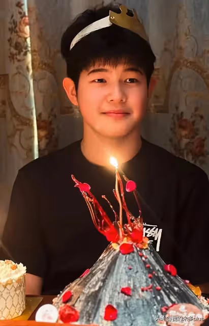 沙溢為大兒子慶生,13歲安吉戴生日帽帥氣出鏡,被弟弟抹一臉奶油