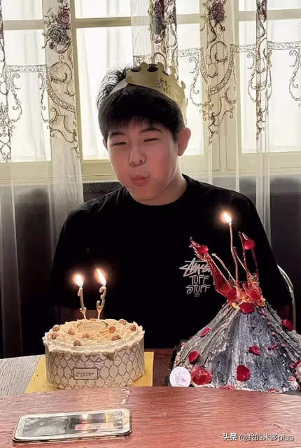 沙溢為大兒子慶生,13歲安吉戴生日帽帥氣出鏡,被弟弟抹一臉奶油
