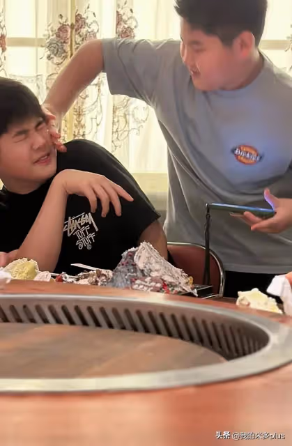 沙溢為大兒子慶生,13歲安吉戴生日帽帥氣出鏡,被弟弟抹一臉奶油