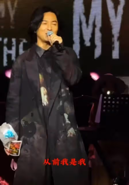 鄭伊健現身馬來西亞演出獲熱情接待,安保開道氣場足,本人太顯老