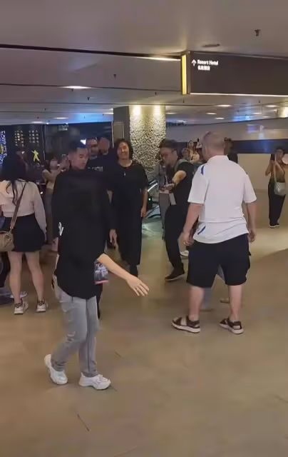 鄭伊健現身馬來西亞演出獲熱情接待,安保開道氣場足,本人太顯老