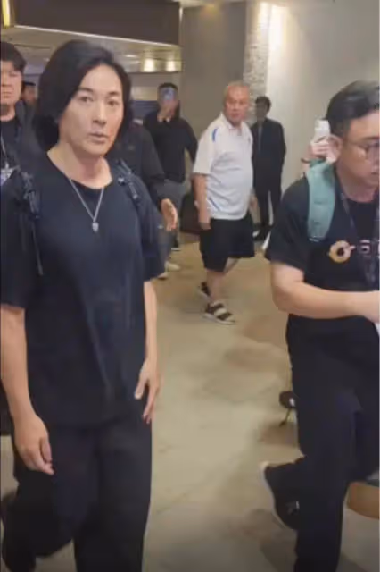 鄭伊健現身馬來西亞演出獲熱情接待,安保開道氣場足,本人太顯老