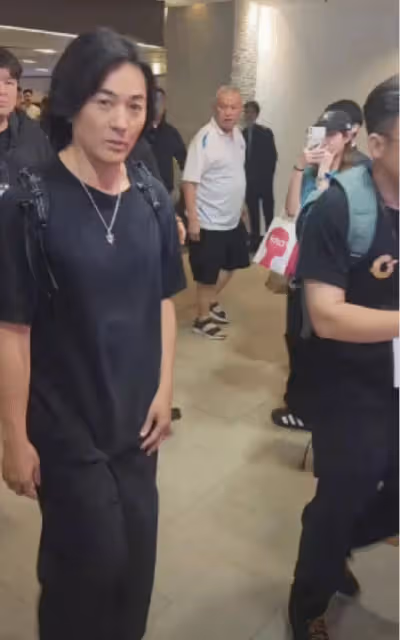 鄭伊健現身馬來西亞演出獲熱情接待,安保開道氣場足,本人太顯老