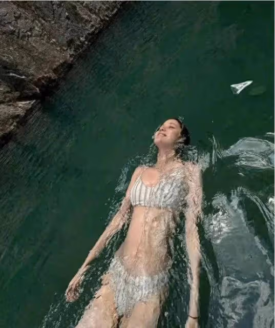 歐陽娜娜性感泳裝照曝光!網友炮轟她身材不夠火辣