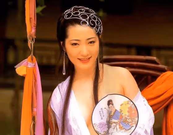 一輩子演了兩部三級片,至今仍是「亞洲第一美胸」,其中一部是《金瓶梅》