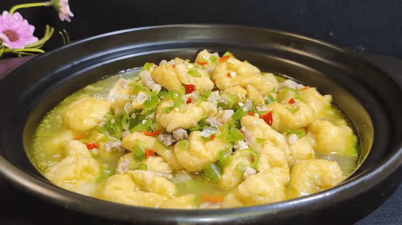 豆腐和它天生一對，後悔沒早發現！燜一燜湯汁多才夠味，鮮軟十足、口口都爆汁