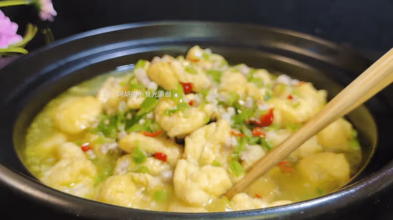 豆腐和它天生一對，後悔沒早發現！燜一燜湯汁多才夠味，鮮軟十足、口口都爆汁