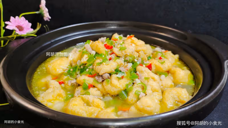 豆腐和它天生一對，後悔沒早發現！燜一燜湯汁多才夠味，鮮軟十足、口口都爆汁