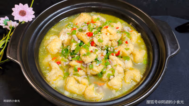 豆腐和它天生一對，後悔沒早發現！燜一燜湯汁多才夠味，鮮軟十足、口口都爆汁