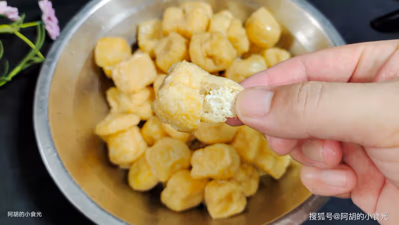 豆腐和它天生一對，後悔沒早發現！燜一燜湯汁多才夠味，鮮軟十足、口口都爆汁