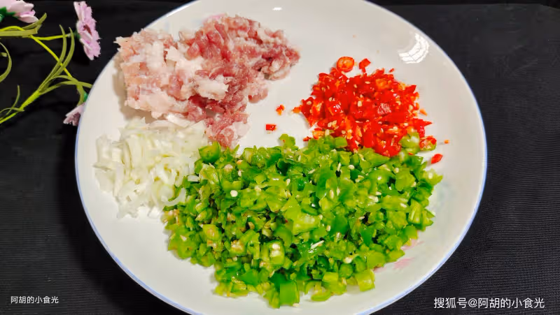 豆腐和它天生一對，後悔沒早發現！燜一燜湯汁多才夠味，鮮軟十足、口口都爆汁