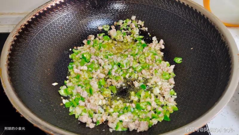 豆腐和它天生一對,後悔沒早發現!燜一燜湯汁多才夠味,鮮軟十足、口口都爆汁